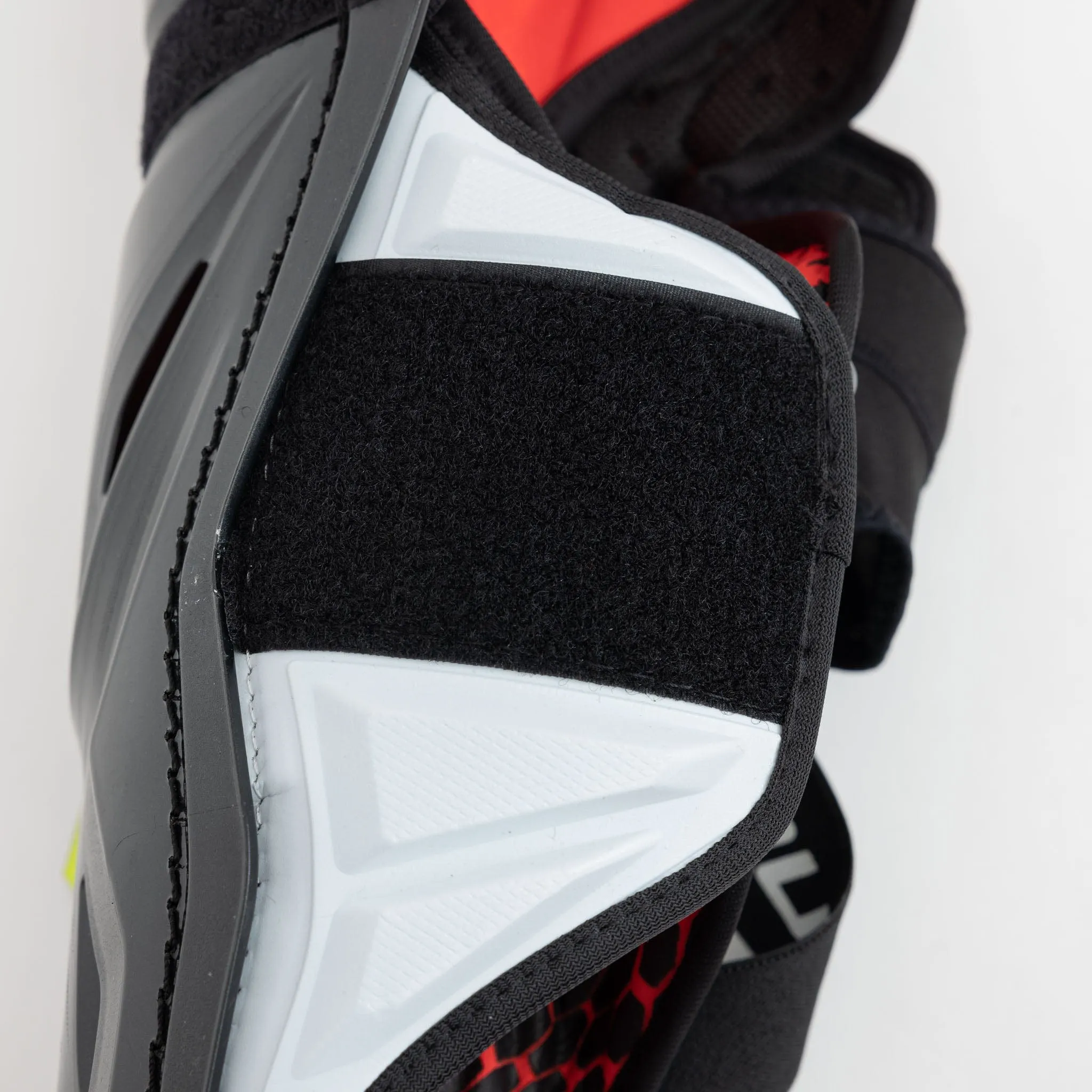 Bauer Vapor Hyperlite Intermediate Hockey Shin Guards