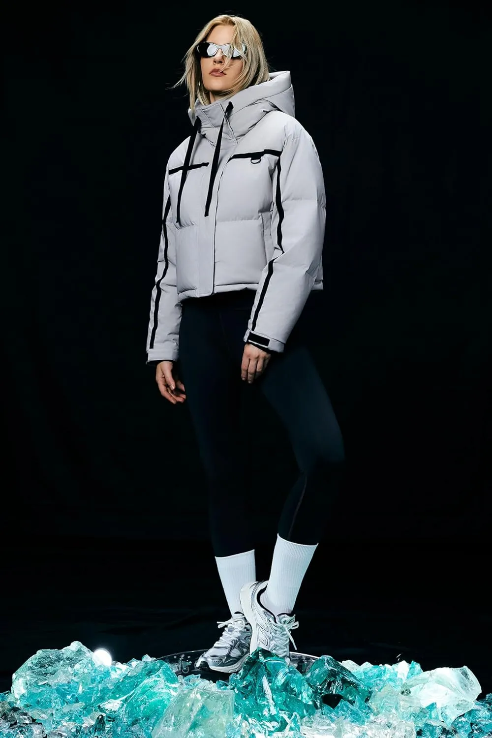 Orolay Women's Cropped Puffer Jacket Winter Quilted Short Down Coat Warm Hooded Zip Fashion Outerwear with Pockets