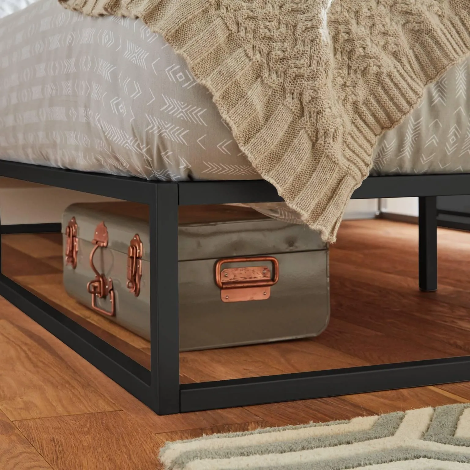 Outlet – Indy King Size Platform Bed - Black Metal