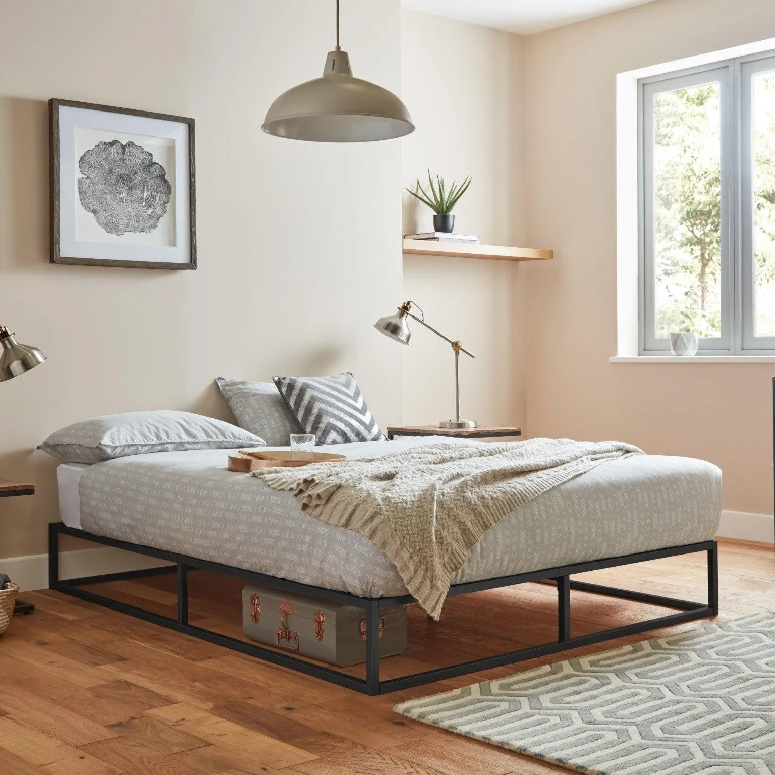 Outlet – Indy King Size Platform Bed - Black Metal