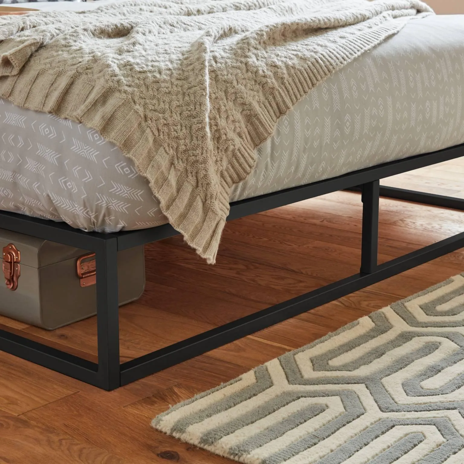 Outlet – Indy King Size Platform Bed - Black Metal