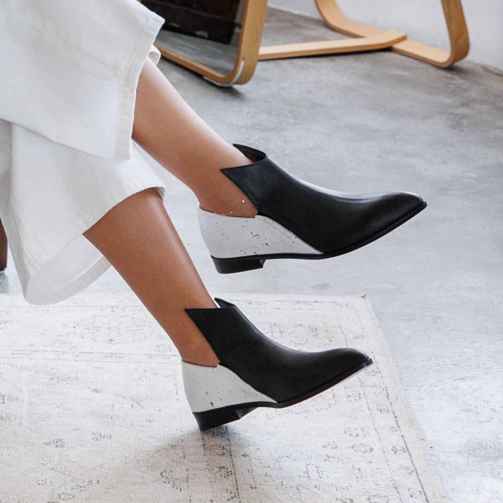 Sadeem black white boot