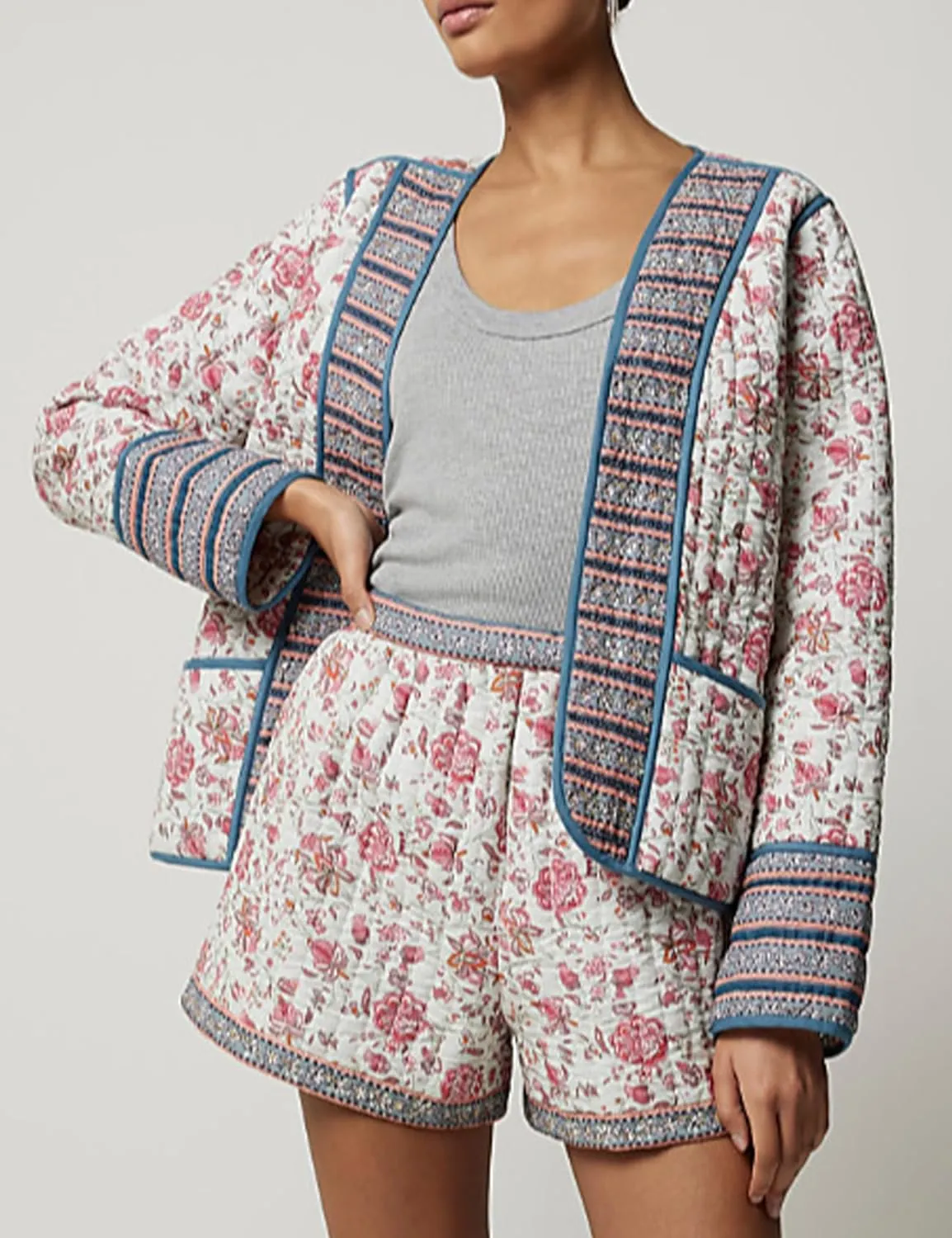 Wyeysyt Women's Cropped Quilted Puffer Jacket Cardigan Floral Printed Button Up Long Sleeve Padded Quilted Short Puffer Coats